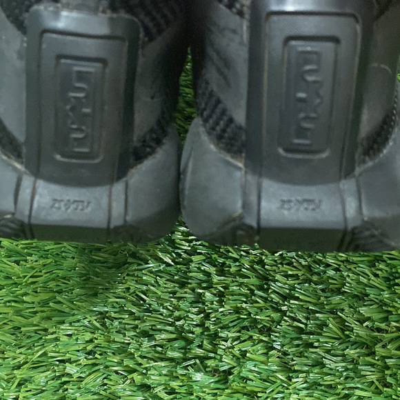Nike Lebron James Basketball Shoes - Picture 5 of 5